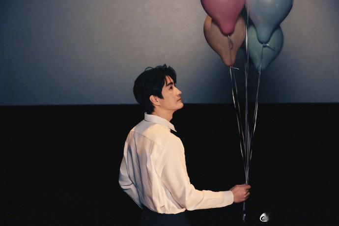 杨玏穿得baby开口daddy 衣服颜色选得很显活力，但整个人的气场却是沉静而温