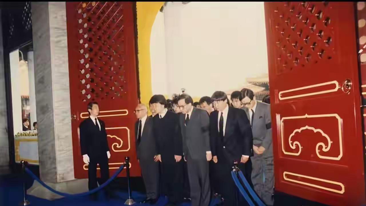 1988年，蒋经国先生逝世之后，各界人士前往吊唁的现场实拍照片，所有人身着深色正