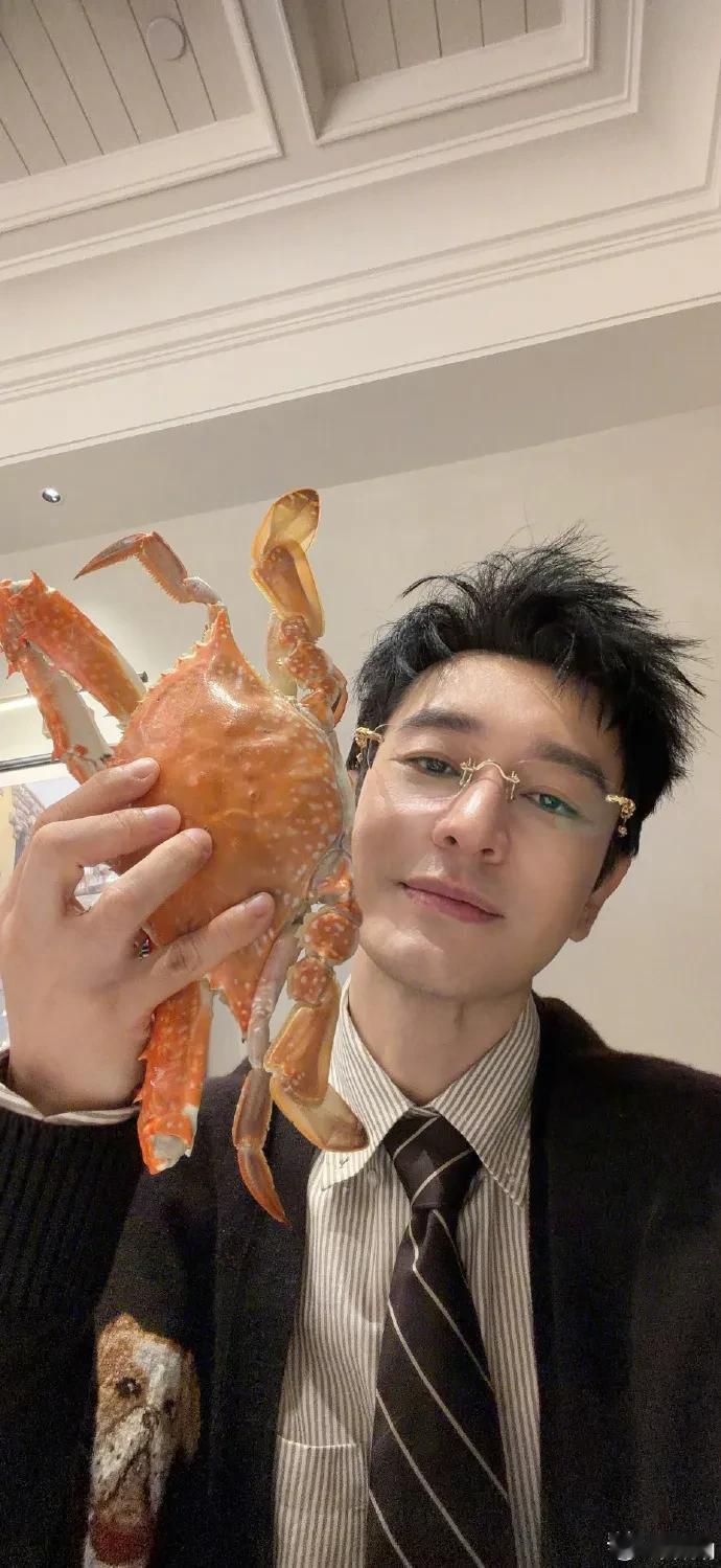 黄晓明这回真没白喊话！
直接约上黄渤，两人手举比脸还大的梭子蟹，
还玩梗成立了“