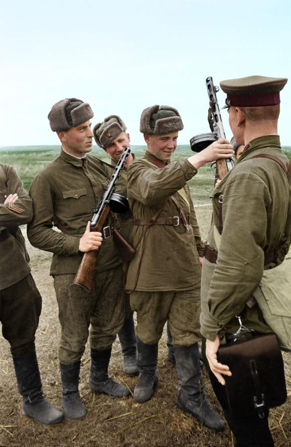 1942年5月中旬，短暂住院康复后的苏军士兵们正取回他们啵啵沙PPSh41冲锋枪