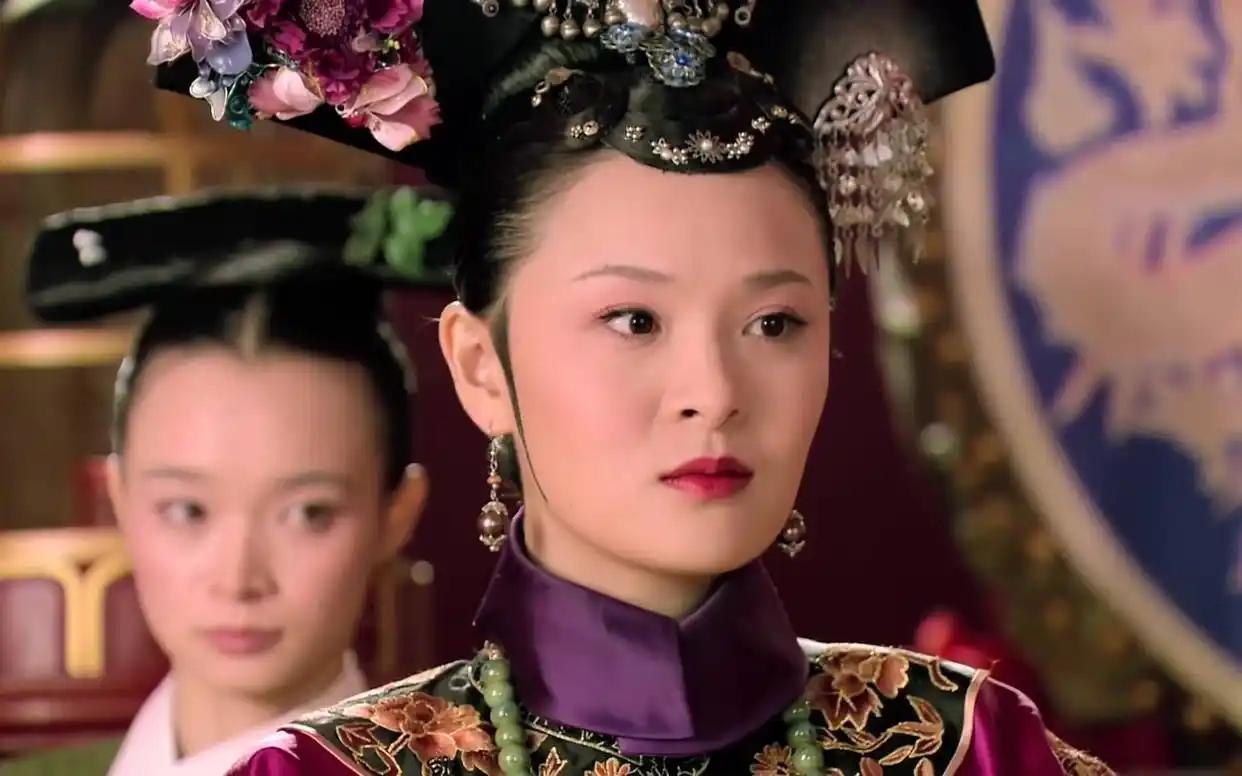 《甄嬛传》里，曹贵人看着很聪明，结果却是聪明反被聪明误 。

她一直是华妃的军师
