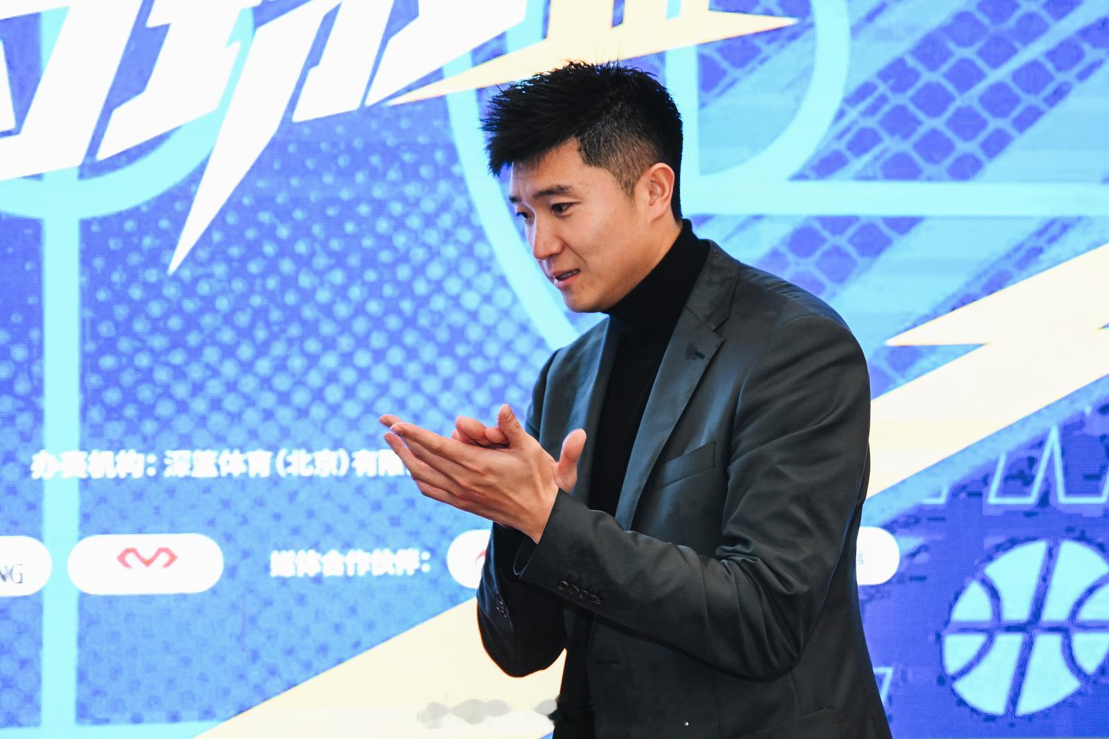 NBL球队贵州猛龙今天宣布了队史首位主教练李泓翰卸任的消息。他曾经是我在电视里追