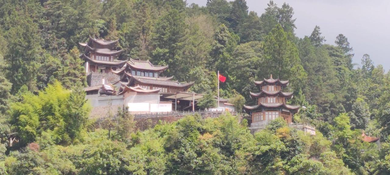 山间古寺钟声远，翠绿掩映楼阁间。古寺幽情
 
在那深山之中，时光仿佛流淌得格外缓