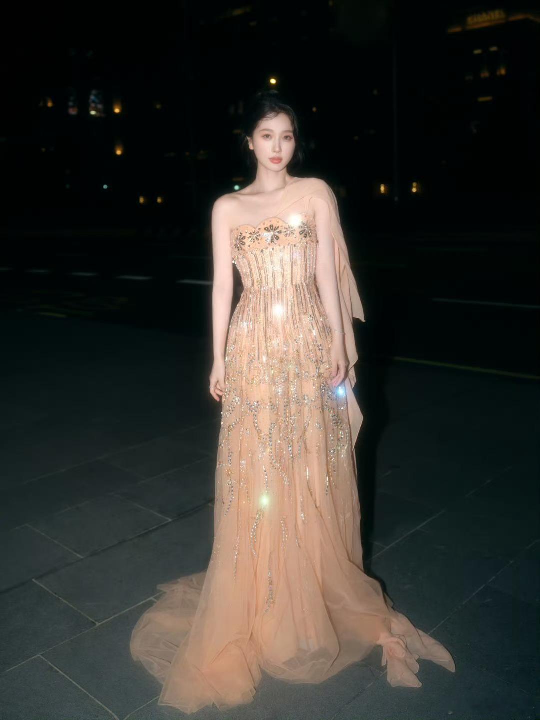 虞书欣的雅典女神造型简直美得令人窒息!这一造型不仅展现了她无与伦比的美丽，还散发