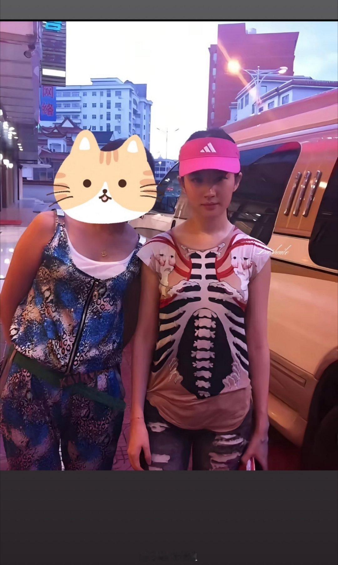 哈哈哈哈哈哈要不是刘亦菲穿的话，这件满是骷髅头图案的衣服，真的很影响美观，所以只