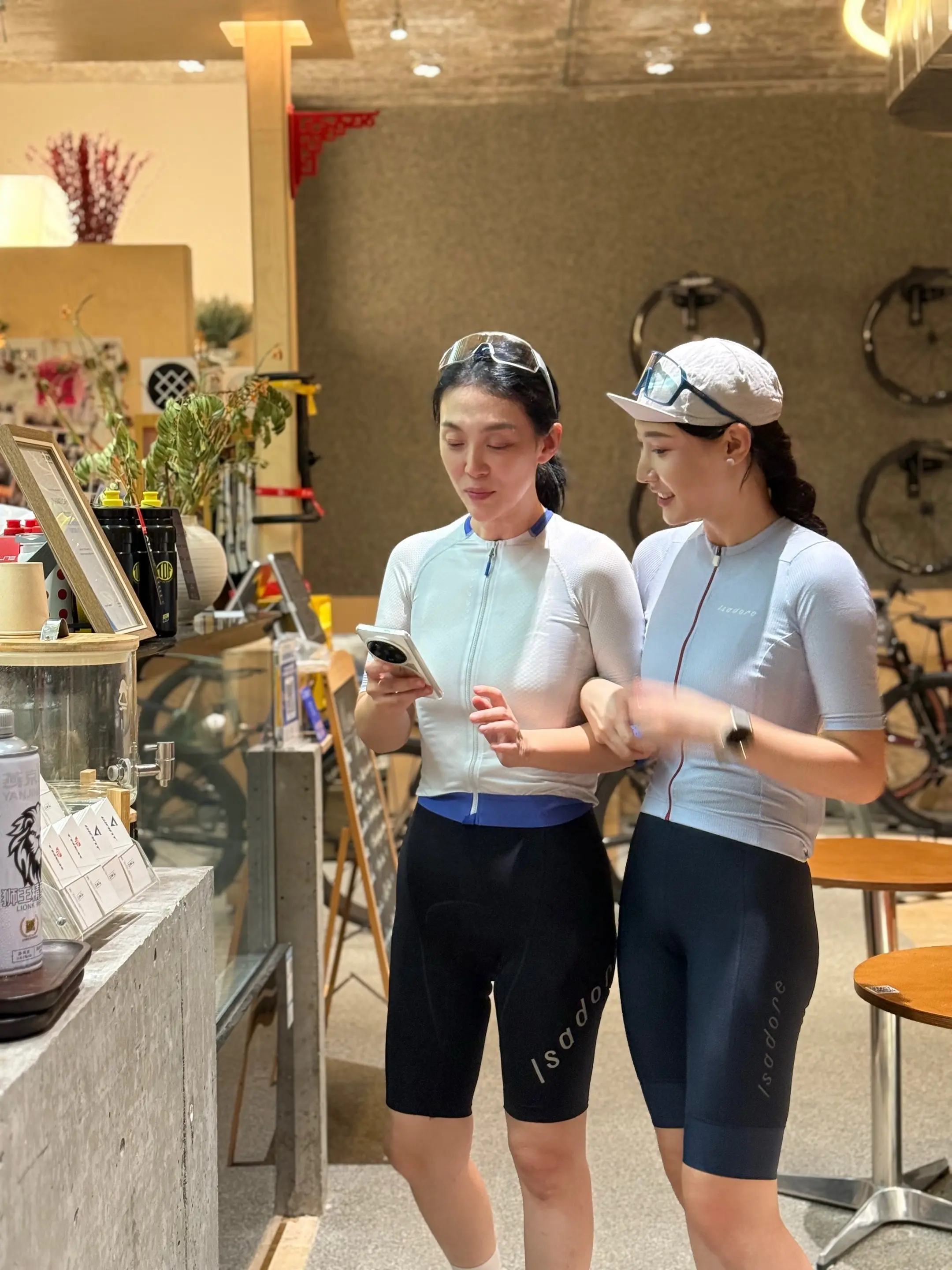 一个来自于斯洛伐克的小众品牌 简约却不失优雅 浑身透露着浪漫的气息。🖤