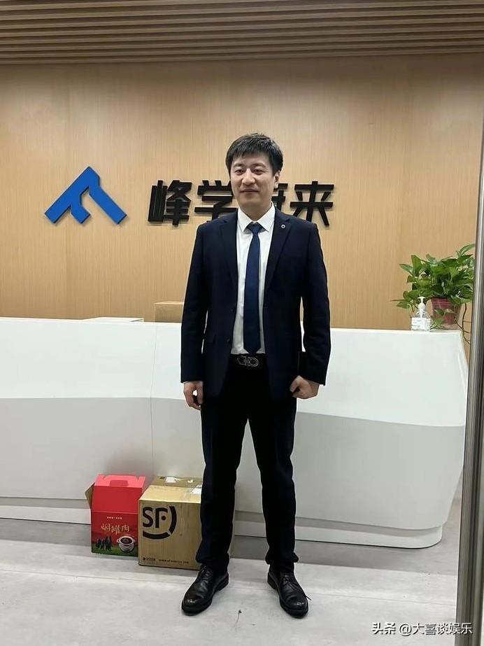 张雪峰离世，名下无房，却护1400名员工。

他曾说，“一个网红无非两个结果，要