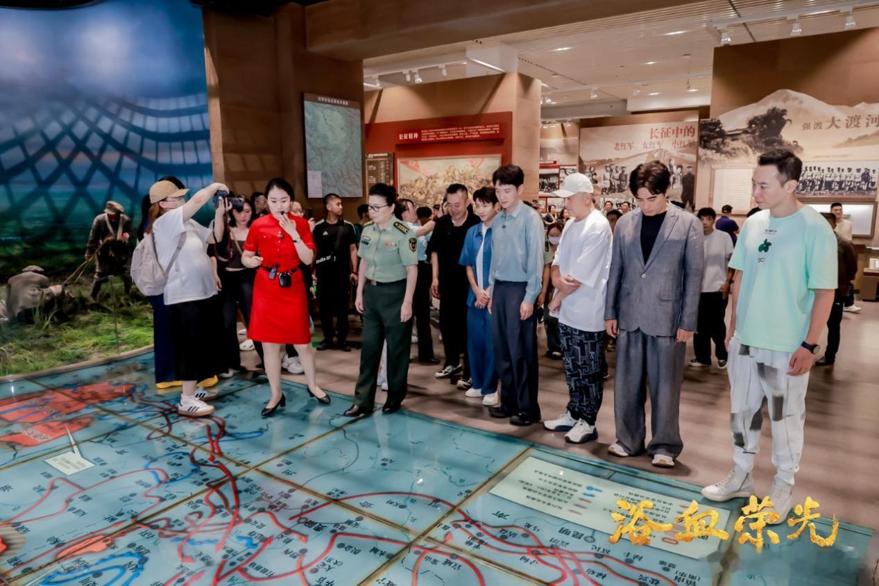 浴血荣光主创见面会电视剧浴血荣光 导演陈力带着团队在军博抚着老物件感慨，说要让剧