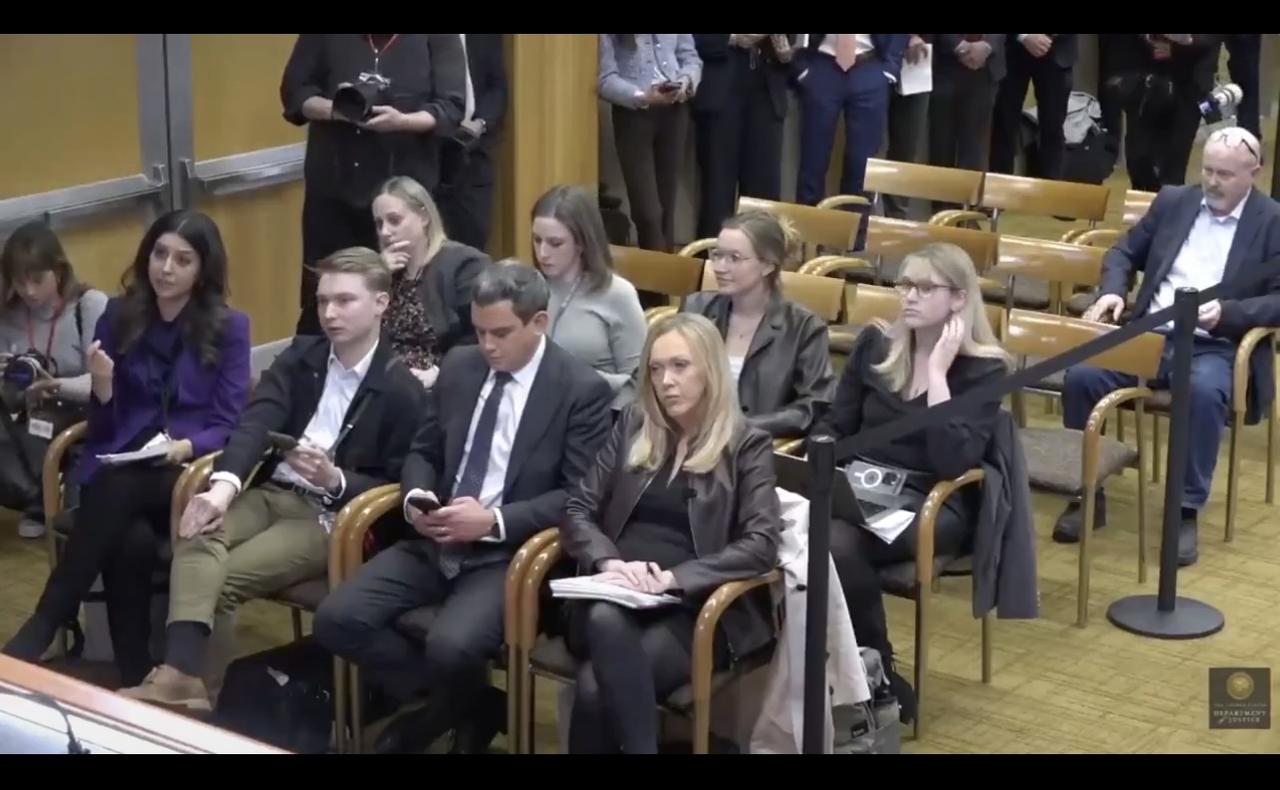 Q: 你能明确地说，在你担任 FBI 局长期间，你从未醉酒或缺席吗？

FBI局