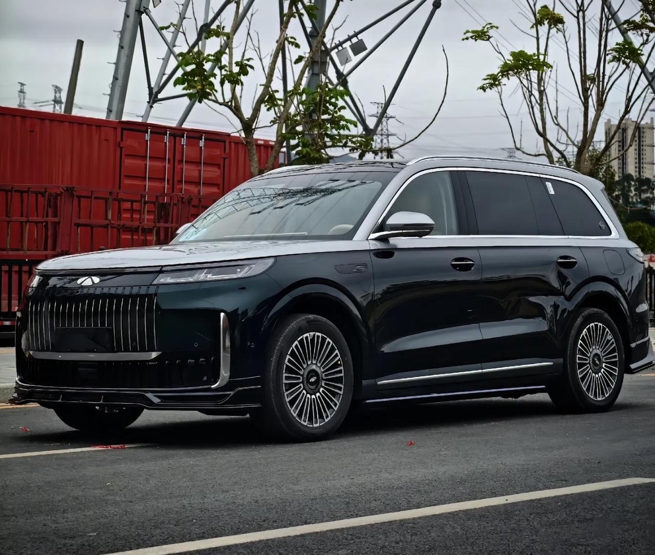 风云T11，很喜欢，顶配，24.7万拿下，外观霸气，空间大，内饰用料好，没有味道