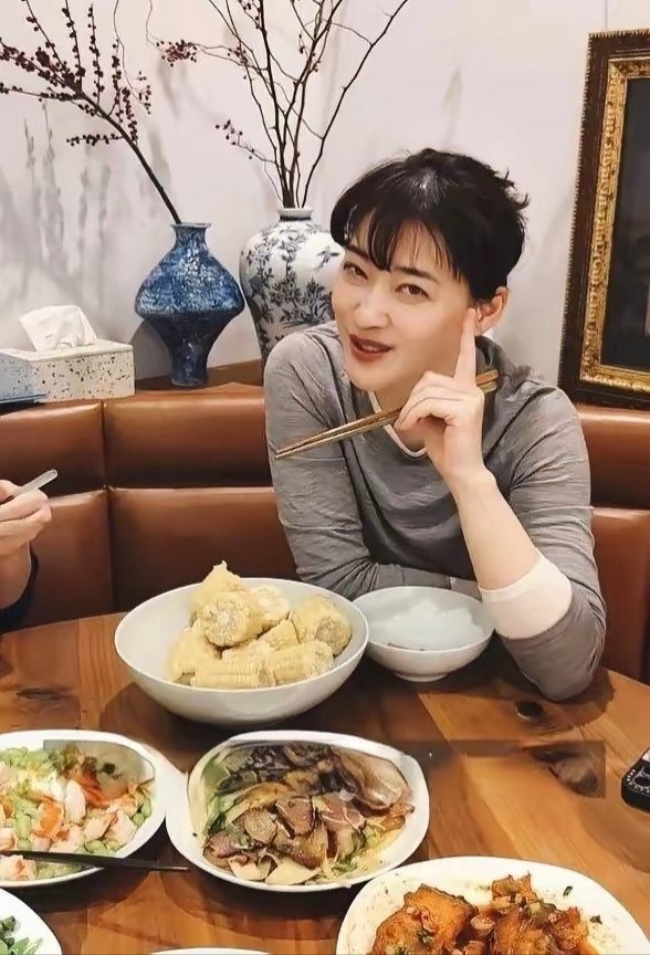 50岁梅婷在家啥活都不干，婆婆直接端着六菜一汤上门，还顺手给她包馄饨伺候着。别人