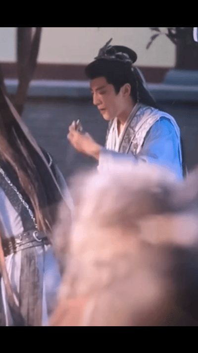 你们是要毁了名扬天下的拂衣公子吗[笑cry]柳大哥：死嘴快吃[酷] ​​​