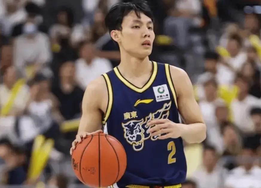 广东队首节16-26落后10分的被动局面下，徐杰以个人爆发式表现成为球队唯一得分