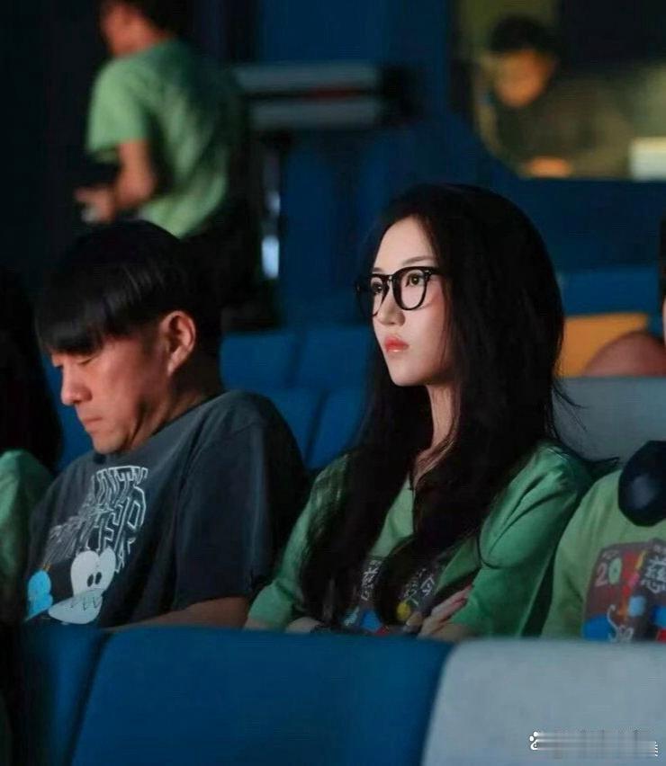 王菲20岁女儿李嫣出席慈善活动，皮肤白皙，唇腭裂已经治好了，看起来很漂亮，气质非