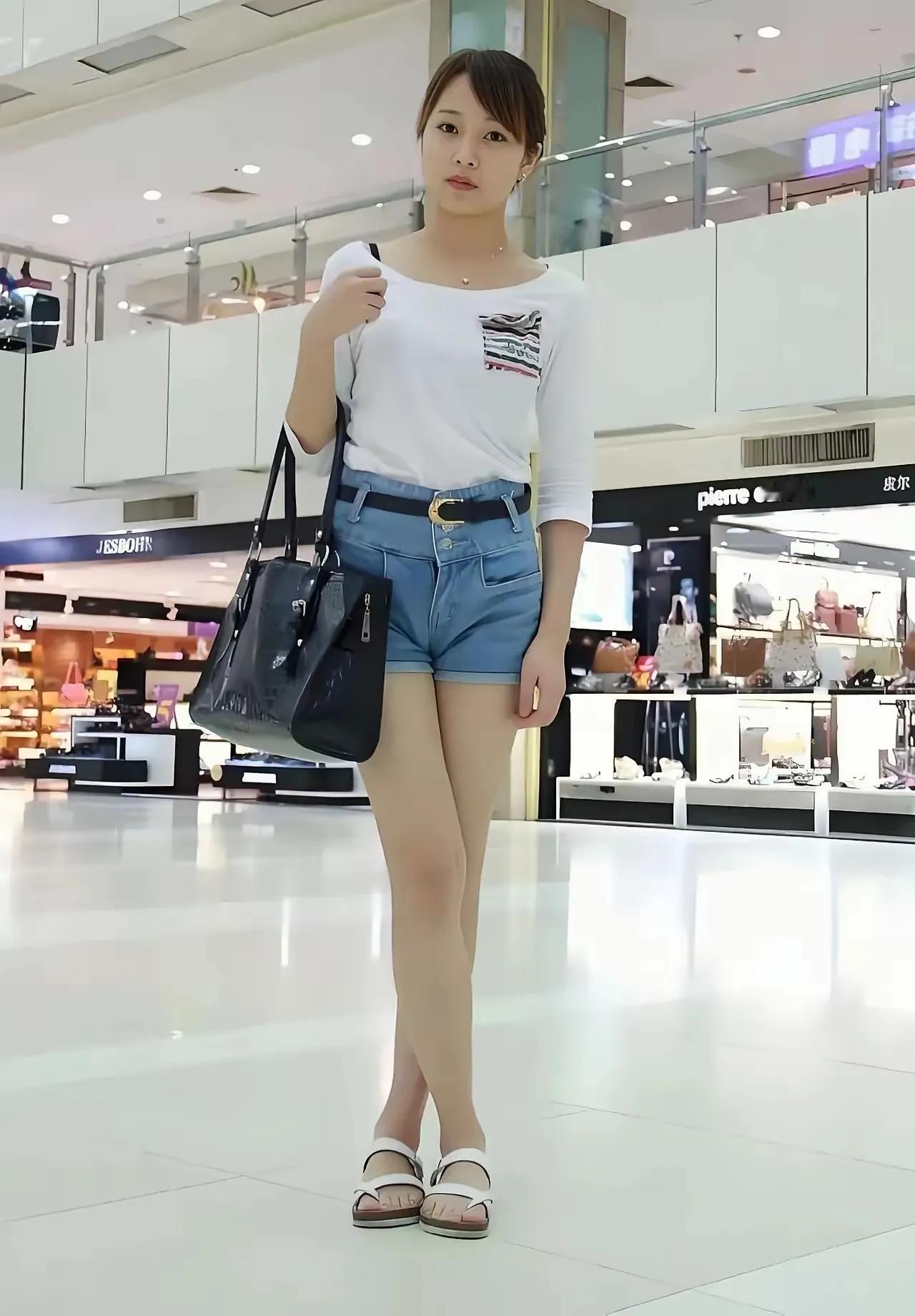 李连杰和黄秋燕的大女儿李思，亭亭玉立，出水芙蓉，她长的像谁呢
