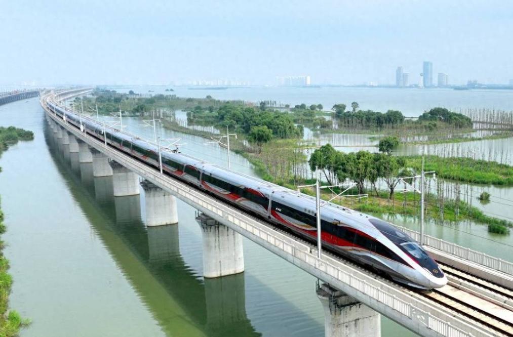 越南修条铁路硬是拉了中、德、法、日、韩、瑞典六国，最近连俄罗斯也被请进了局。七个