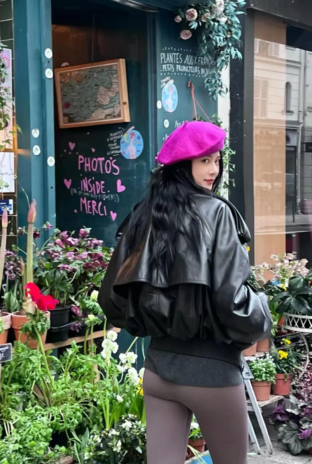 赵昭仪巴黎街头照片，这一顶紫色贝雷帽和她好搭，就是这裤子这样穿真的很尴尬，搞不懂