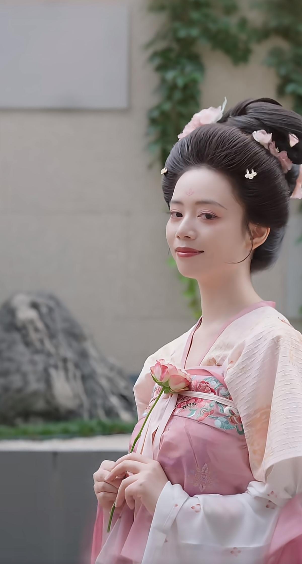 小贝和田田昨天在西安大唐不夜城的唐装妆造太惊艳啦！云髻、抹胸裙，美的不可方物。