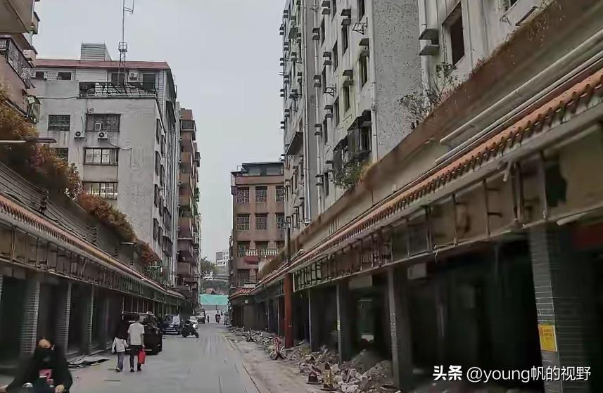 拆迁进行中的广州三元里城中村，曾经熟悉的街道变得破烂不堪，一股浓浓的战损风格。难