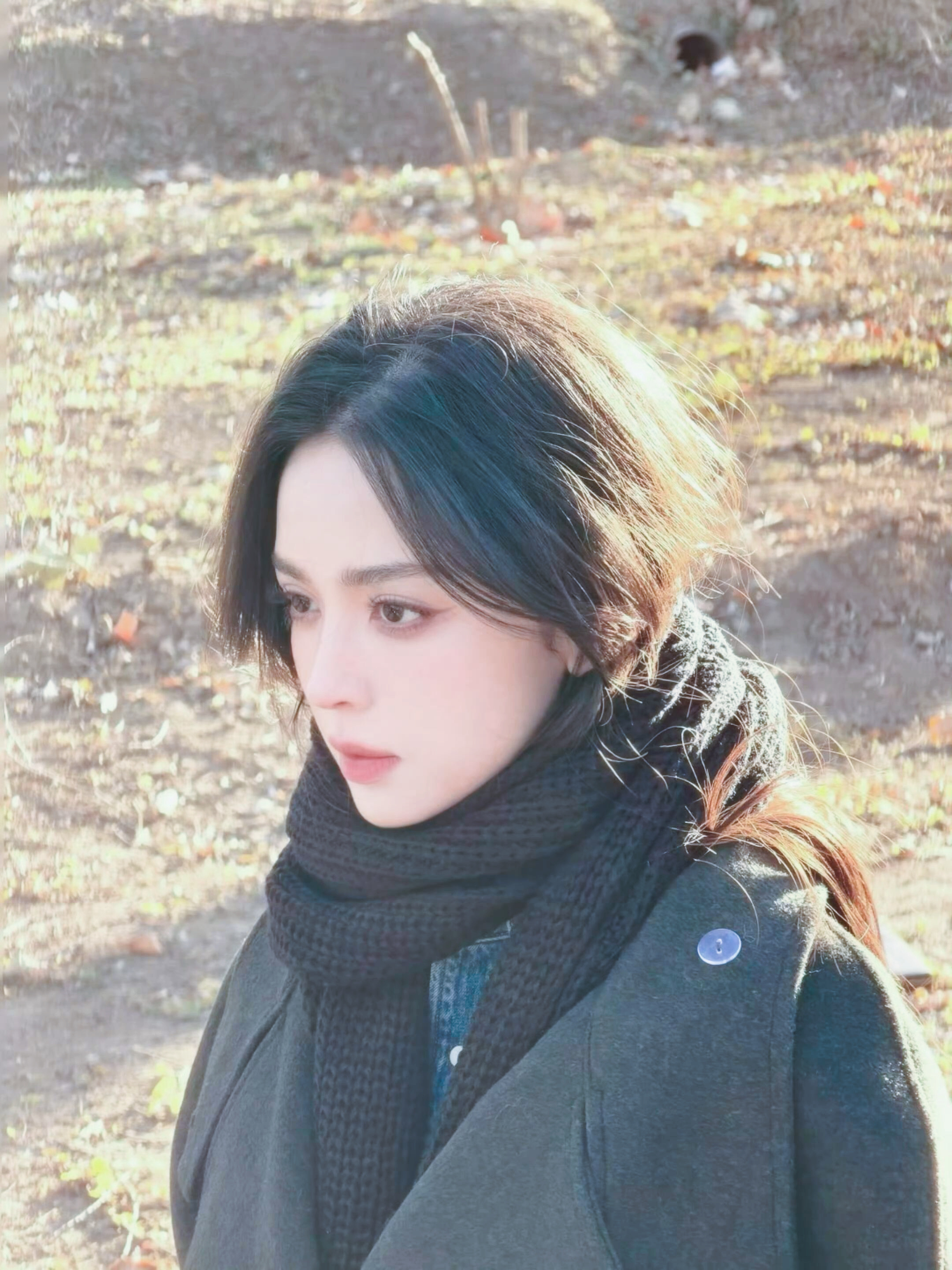 娜扎  随便往破树林里一坐，氛围感直接拉满这哪是拍照片，这是从韩剧里走出来的女主