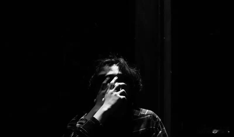 夜已深，最近大盘一直在震荡，趋势上是没有问题的
个股一定要小心，目前是银行拖着，