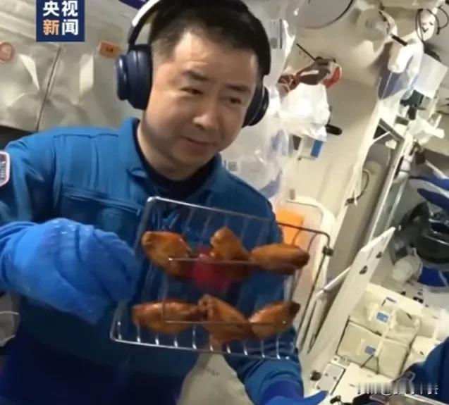 外网破防了
今天凌晨，外网讨论最火的内容就是来自中国宇航员在天宫空间站吃烤鸡翅了