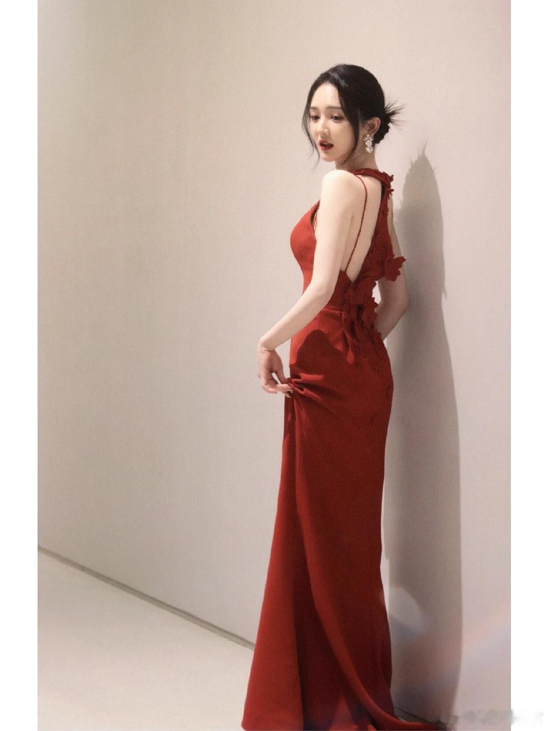 靳梦佳主持金鹰开幕美得好大气靳梦佳好明艳的红裙美人 时隔多年再度登顶顶级舞台。直