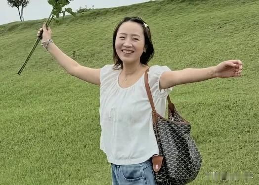 刷到了妈妈发的秋天视频，此时我在沙发上吃着西瓜。她去秋天爸爸的评论区留了一句话，