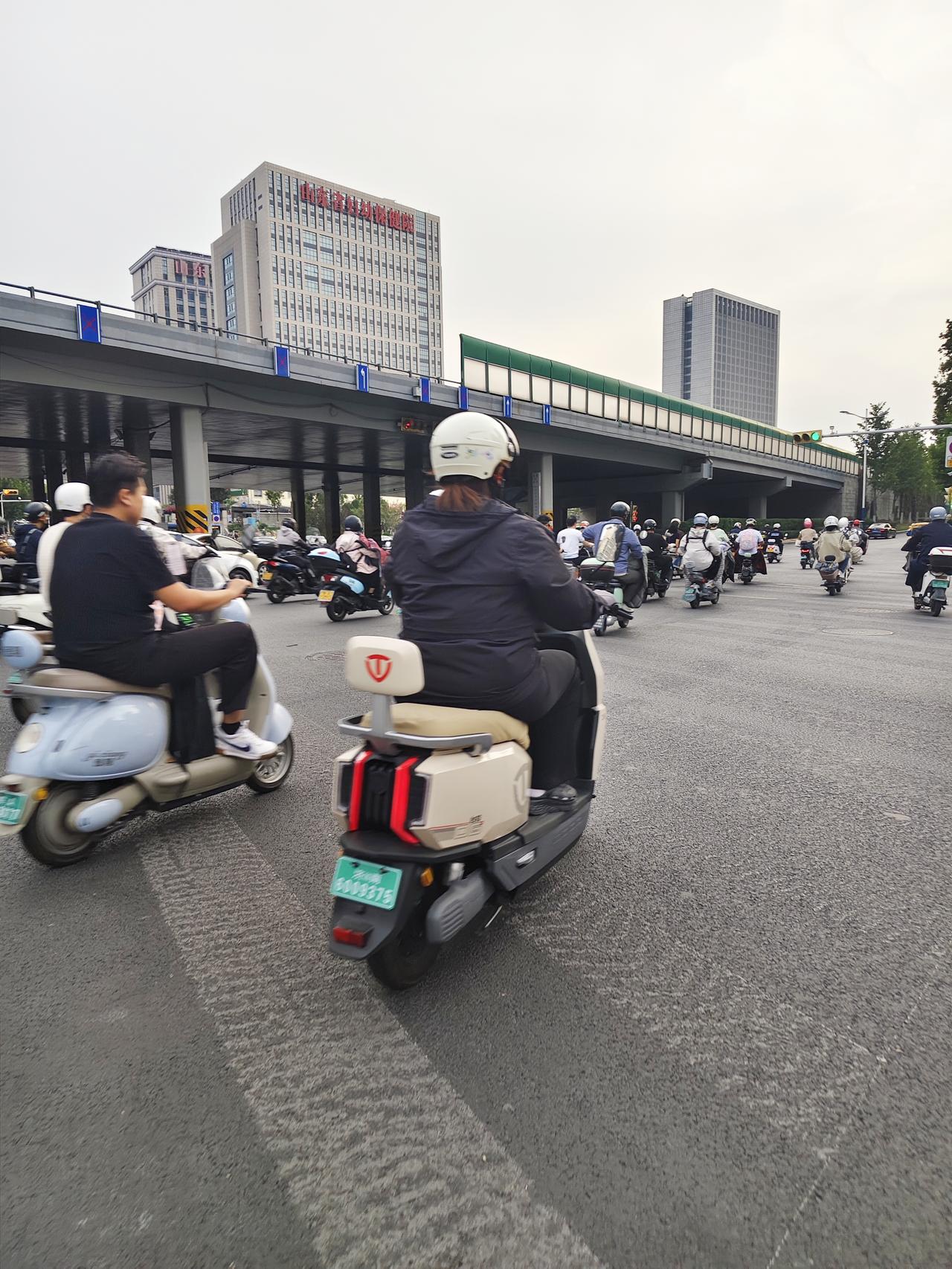 瞧，绿灯亮了！这浩浩荡荡的电动车大军，气势拉满，场面比汽车长龙还要壮观！
   