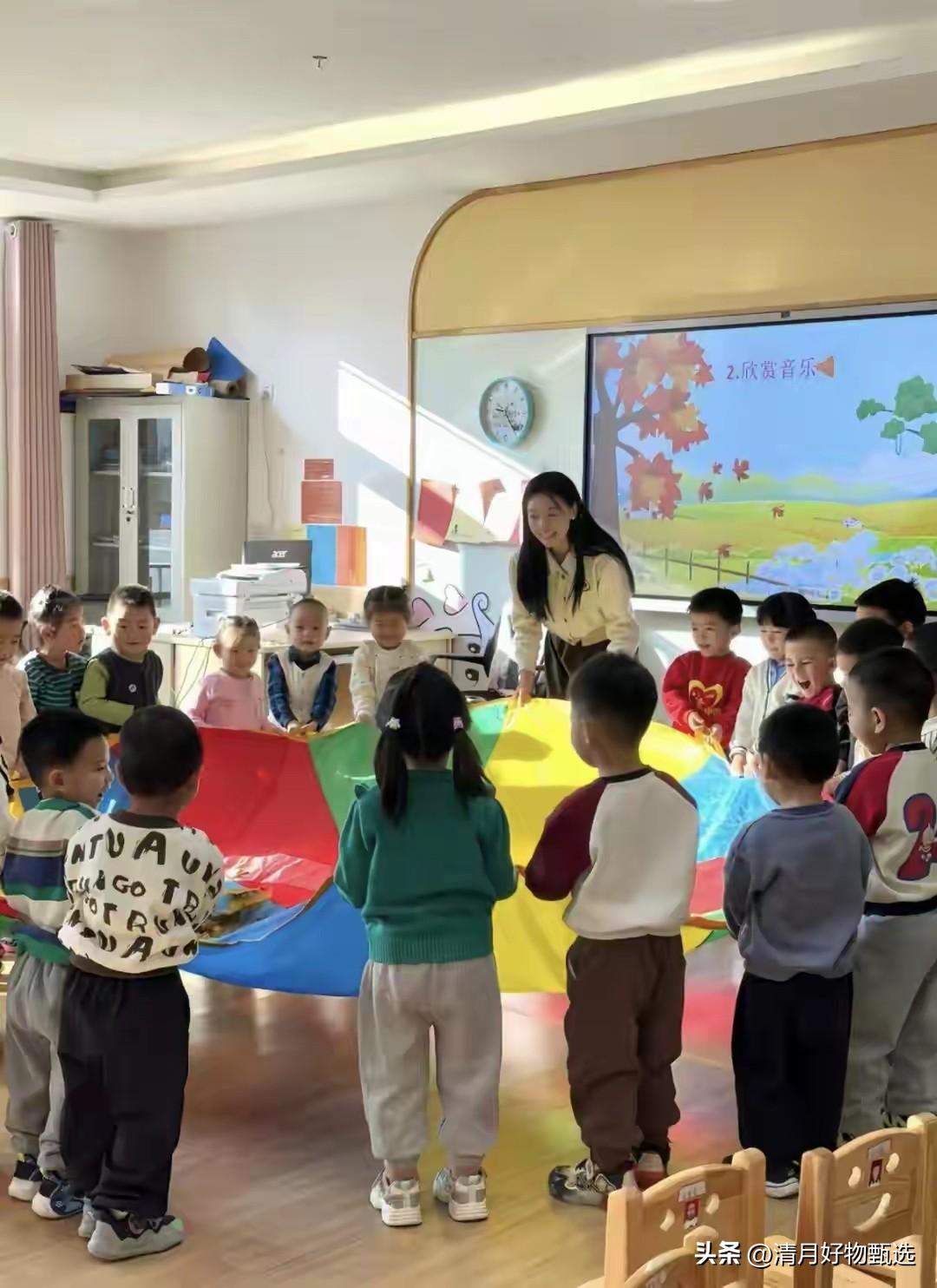 幼儿园不让学，一年级拼命赶！零基础娃上学后，全家都熬垮了。

这句话，像一把利刃