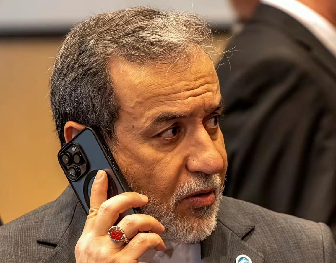 伊朗外交部长阿里·巴盖里·卡尼（Ali Bagheri Kani）被拍到使用iP