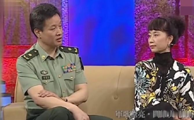原来闫维文的女儿和李禾禾能够走到一起，成为一家人，是歌手谭晶介绍的。

相亲见的