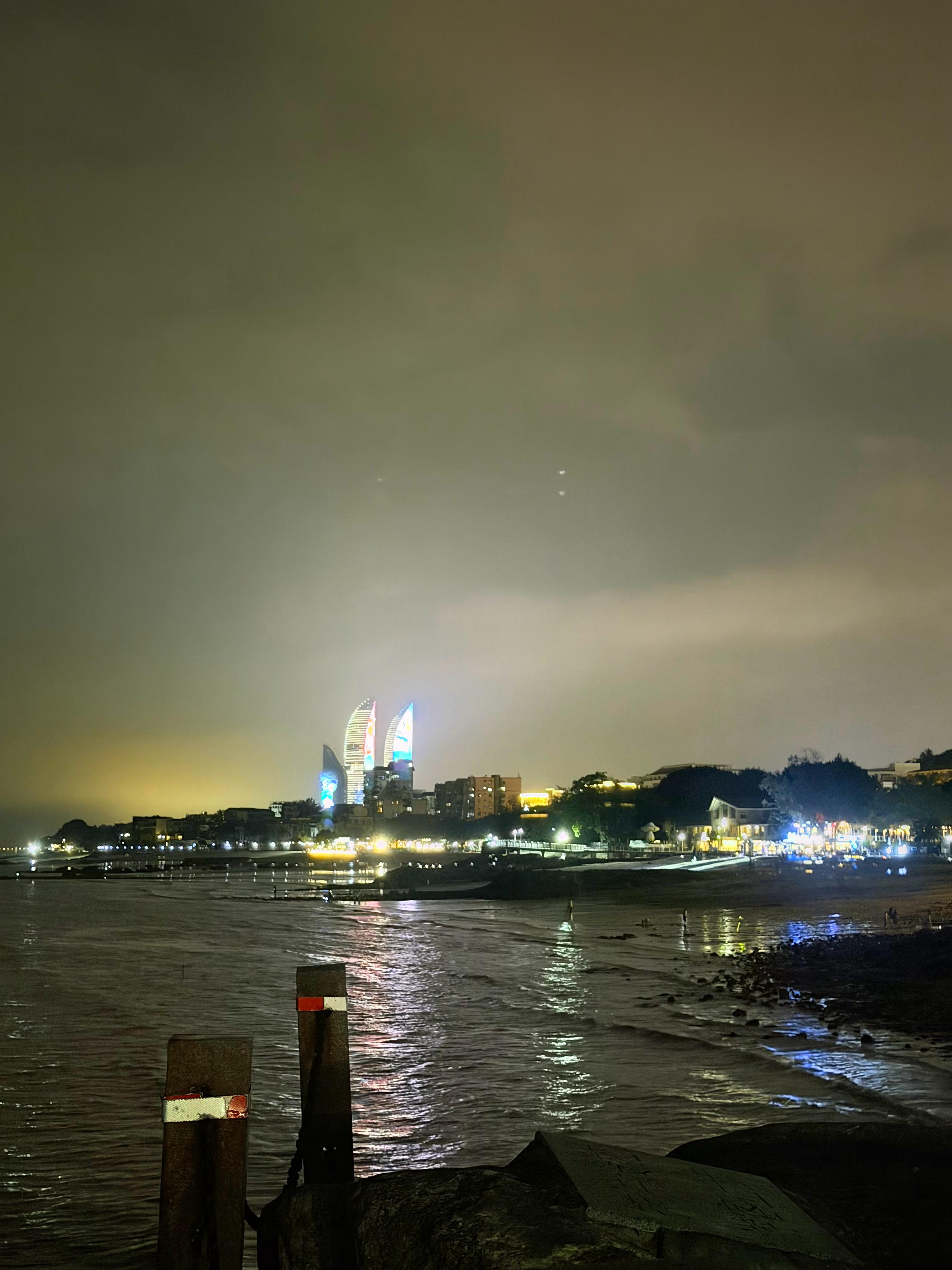 肿么回事，有点想念海边的凉爽，就是会黑个度，呜呜呜呜呜呜呜，上海的天气太热了岑先