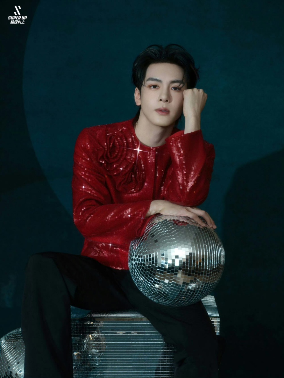 曾舜晞曾舜晞玫瑰闪片上衣曾舜晞红玫瑰上衣 曾舜晞玫瑰闪片上衣好闪哇~ 