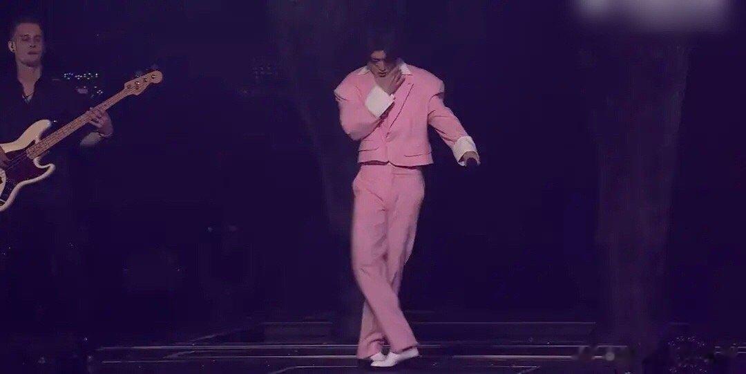 #蔡徐坤演唱会#预测一下蔡徐坤演唱会上会出现什么景象？我先来：蔡徐坤仰头45°含