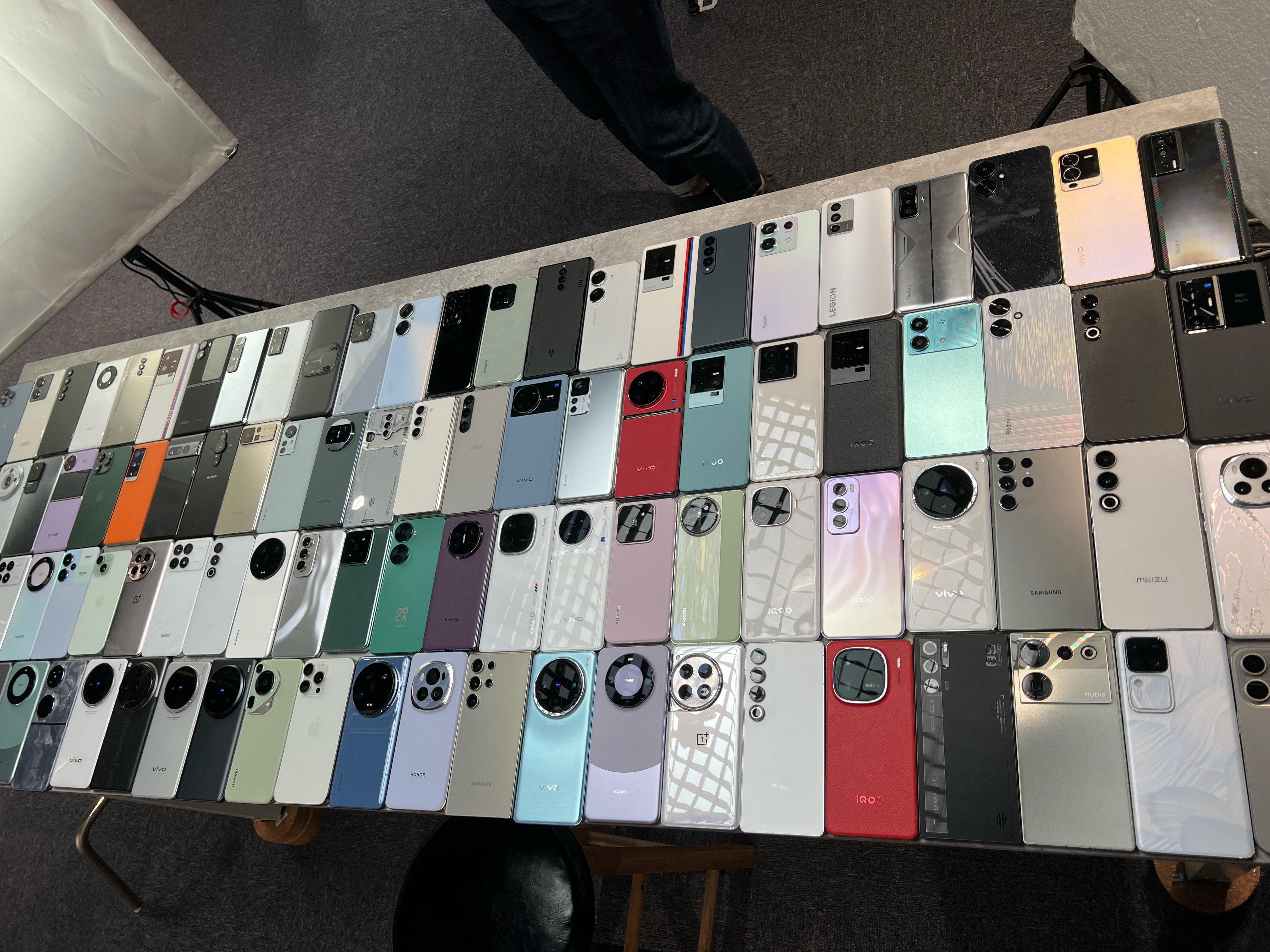 中国手机行业将迎来全面涨价内存和存储涨价太厉害了听说现在的手机厂商卖一台亏一台今