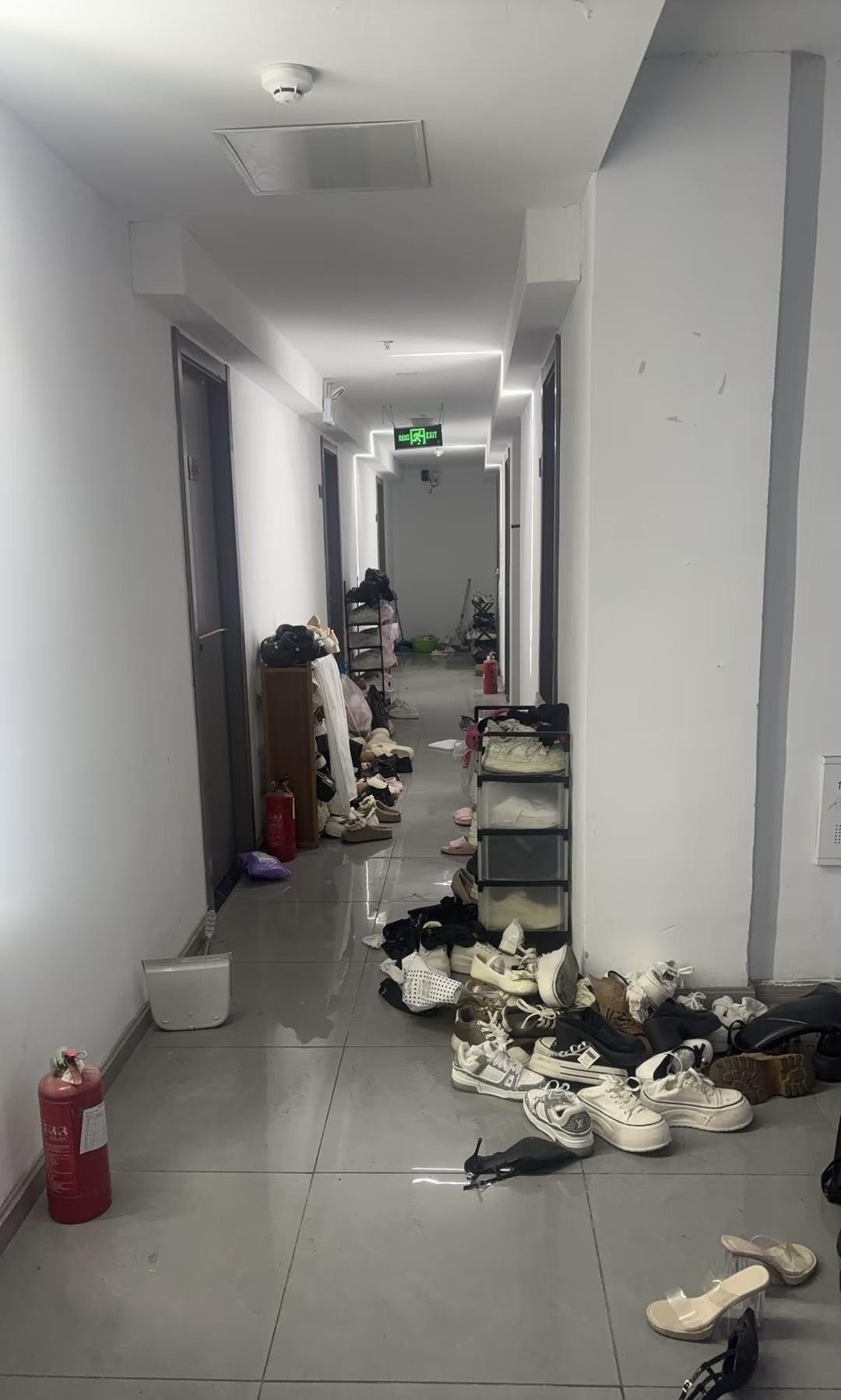 租房遇到这种邻居怎么办？
跟房东反映了，这个事情也一直没解决，刚好我家也是住到最