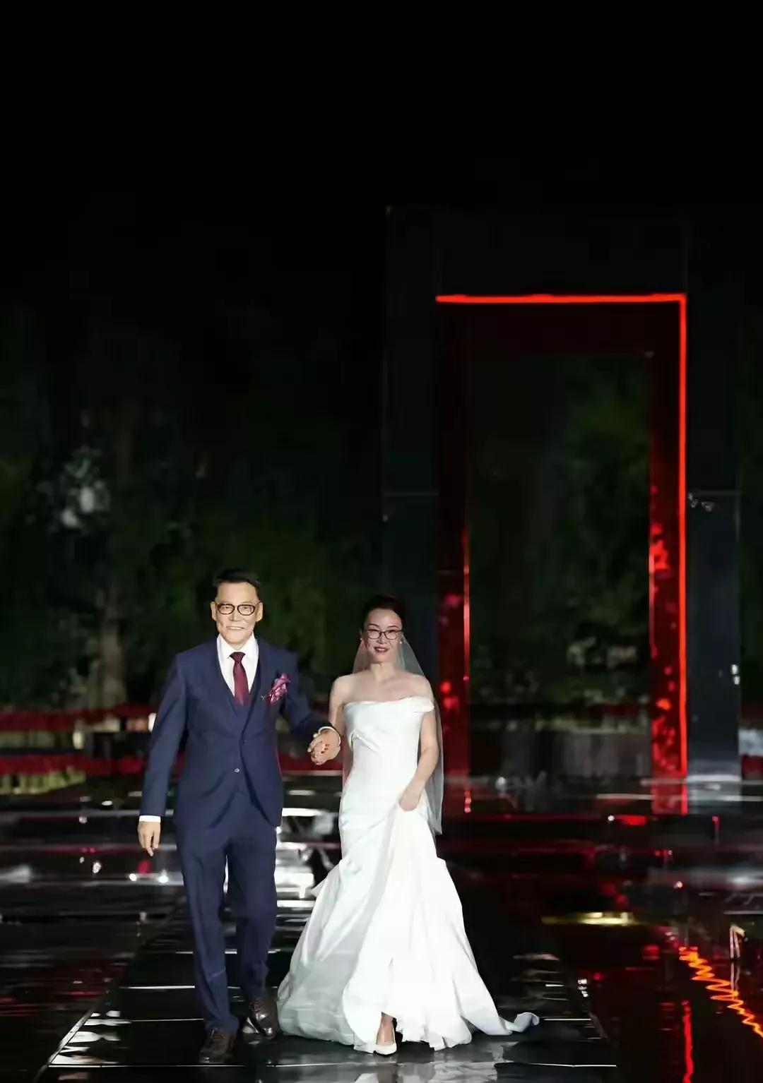 现在网上又吹捧李国庆娶的那位59岁新娘，好像她嫁给李国庆十分成功一样。
双方都是