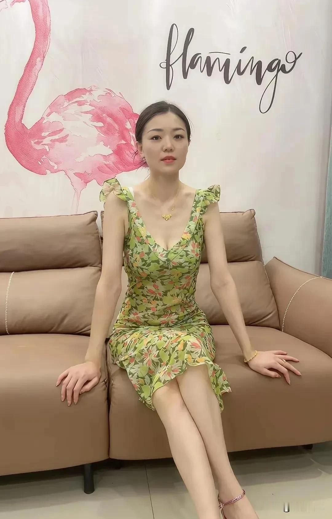 夏日清新穿搭，绿意盎然连衣裙，搭配优雅项链，尽显自然魅力。