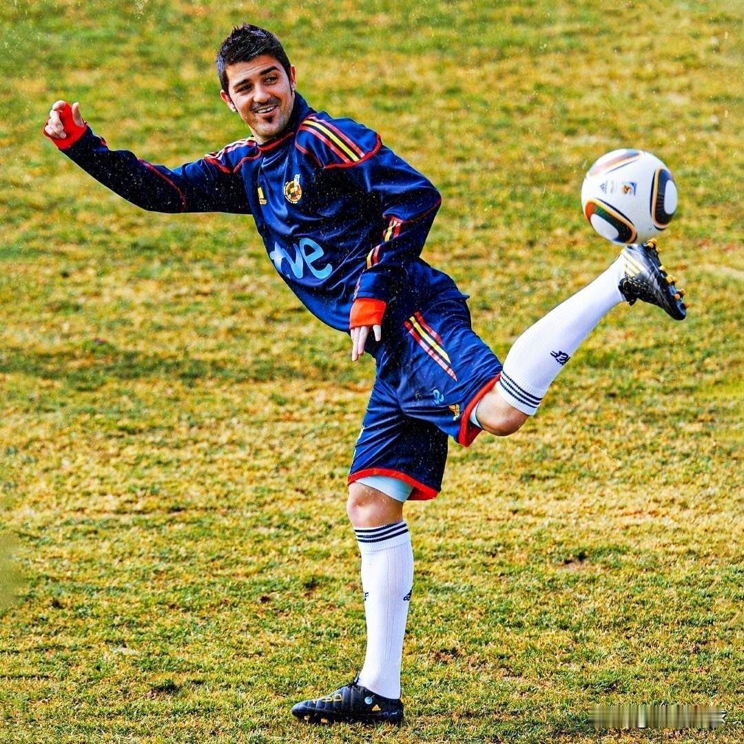 如今的年轻球迷或许已难想象他当年有多耀眼！
六年前的今天，大卫·比利亚宣布告别职