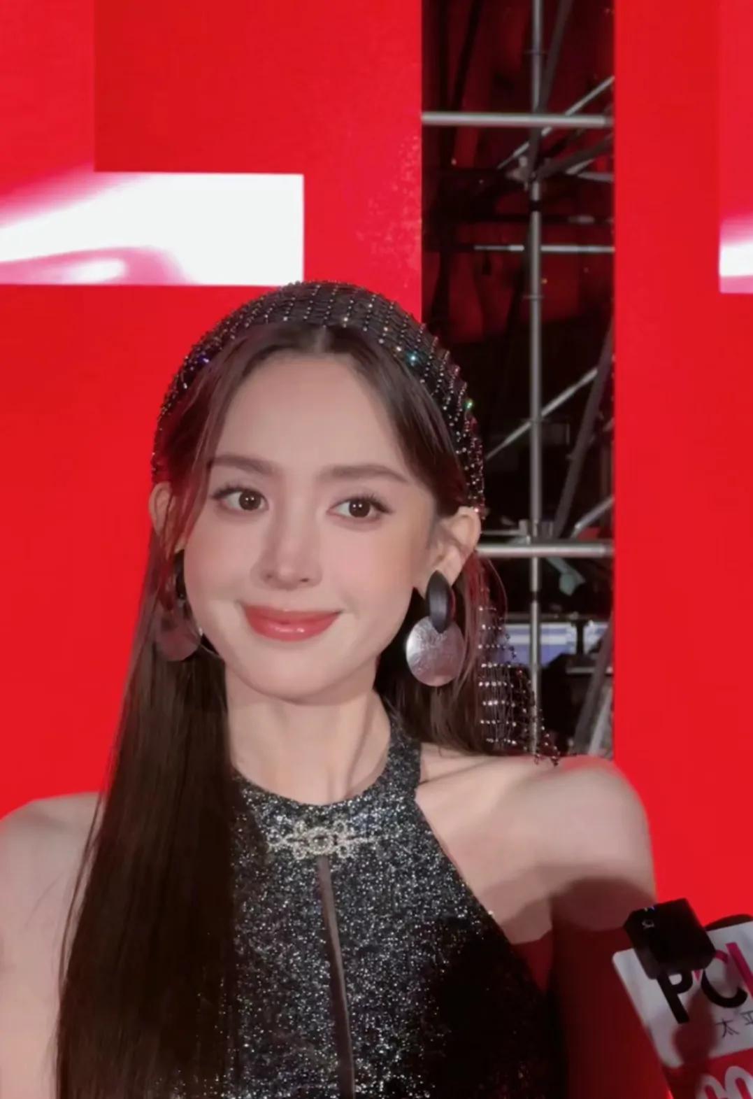 娜扎真的是美若天仙似的
现实中看应该更好看吧
五官真的挑不出一点毛病
感觉她比迪