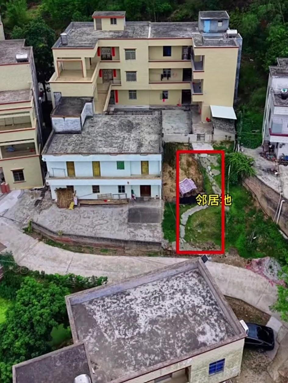 建房的时候，邻居答应以2000块把地卖给我修路。如今房子建好了，邻居的父亲却要把