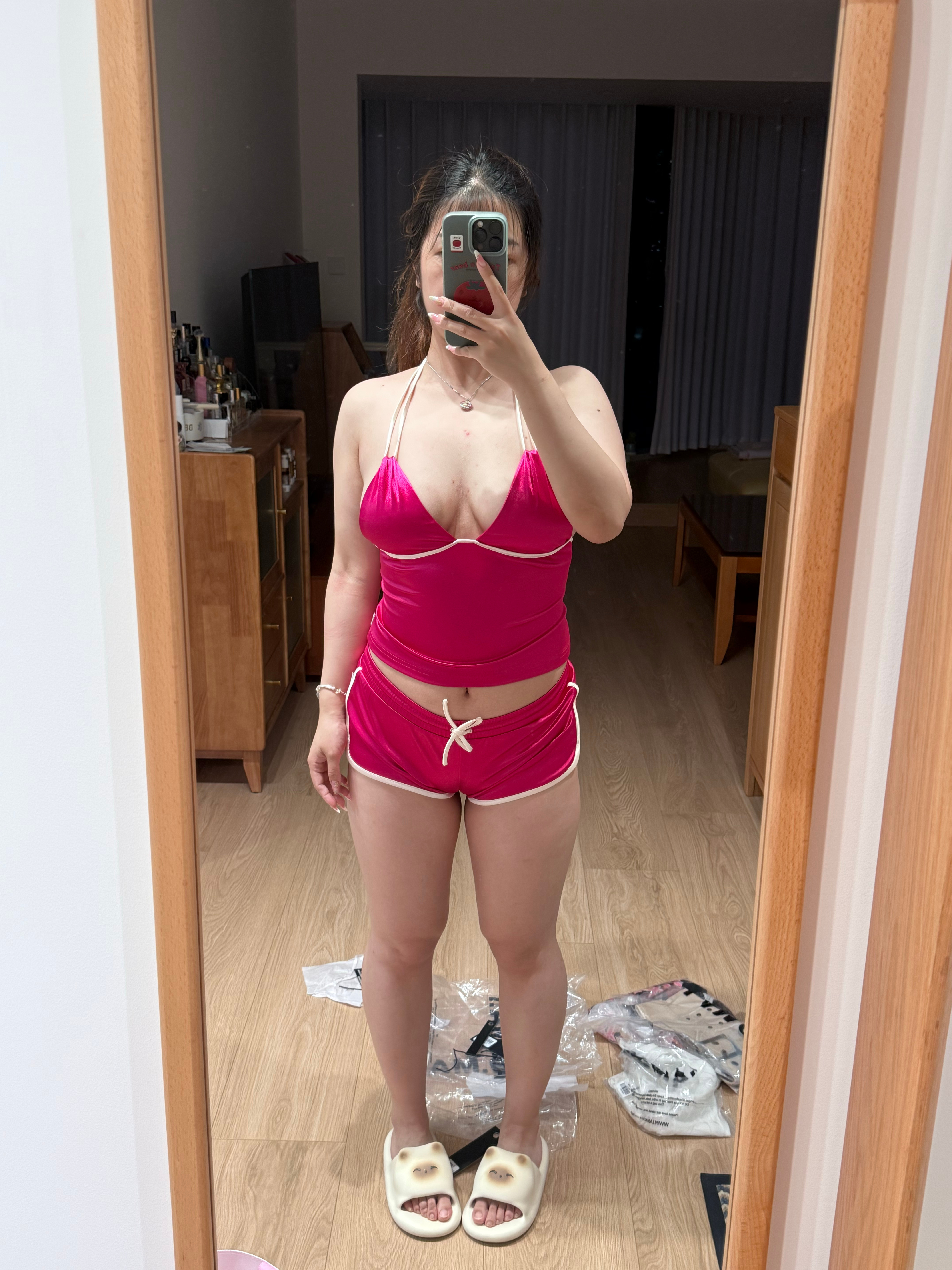 老曹给买的衣服漂洋过海被庄庄带回来到我的身上，好爱你们 