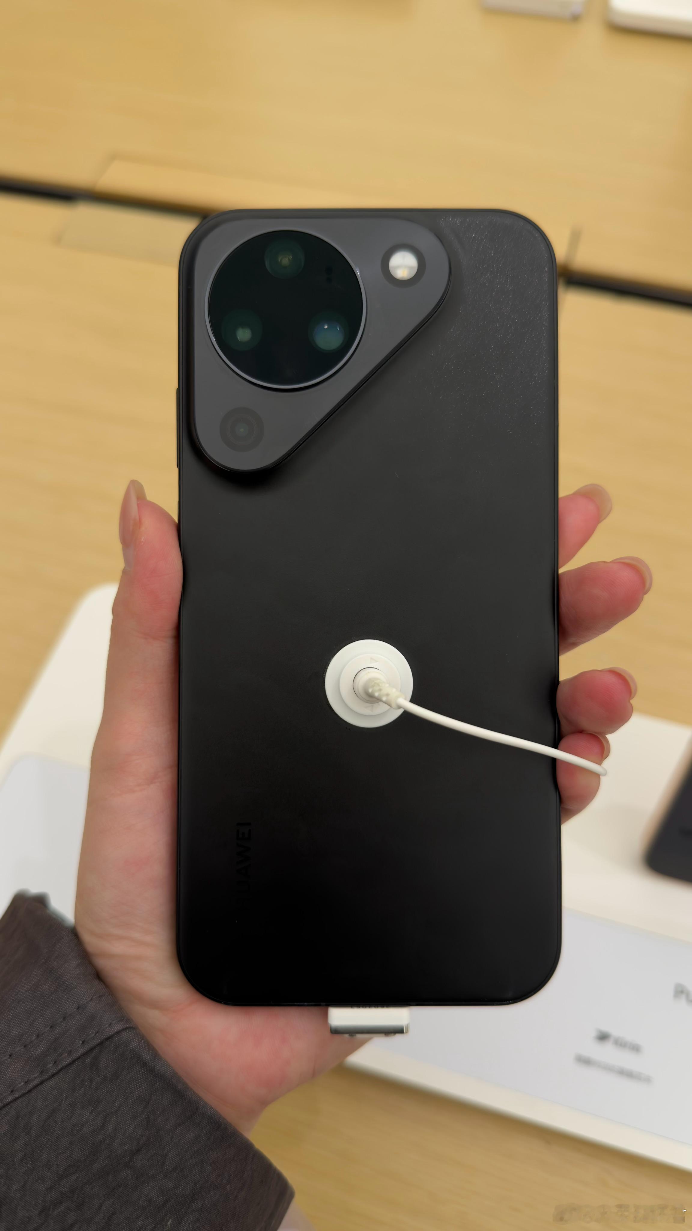 华为是掌管颜色的神吧，HUAWEI Pura90系列推出的颜色一个比一个好看，尤