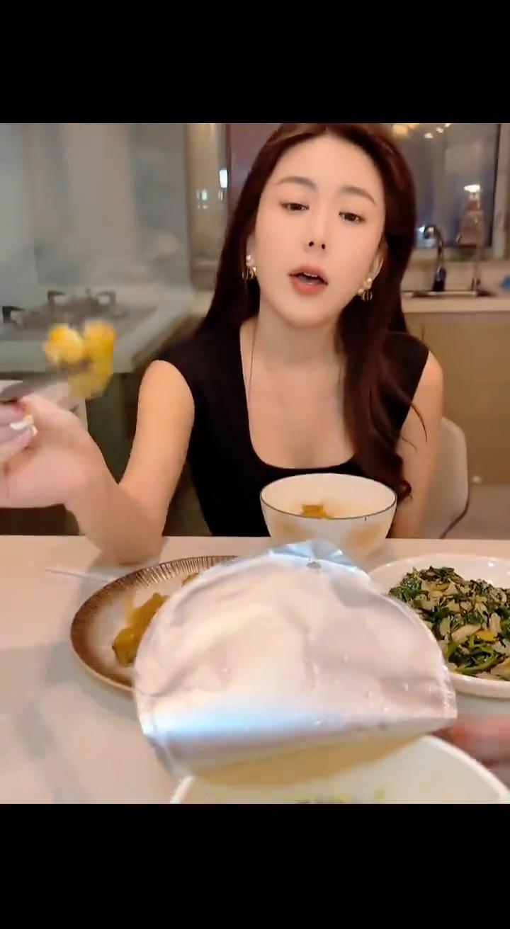 冷战各做各的饭。
道歉。