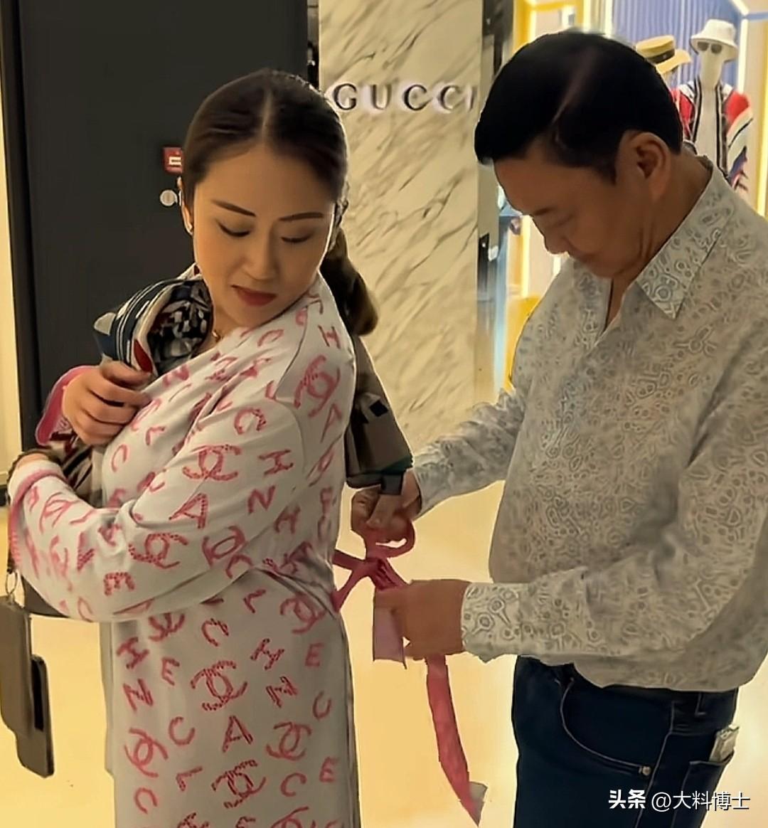 他信商场为佩通坦整理衣服，英拉在一旁打招呼，西那瓦家族温情满溢
 
近日，有网友