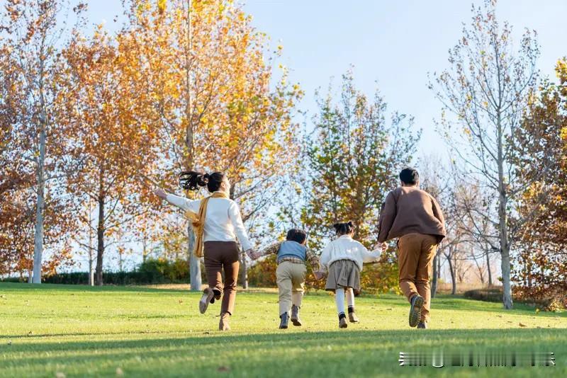 就算有人避开了结婚买房，后面也很难避开为了孩子买房。
身边有那种家境还可以的小夫
