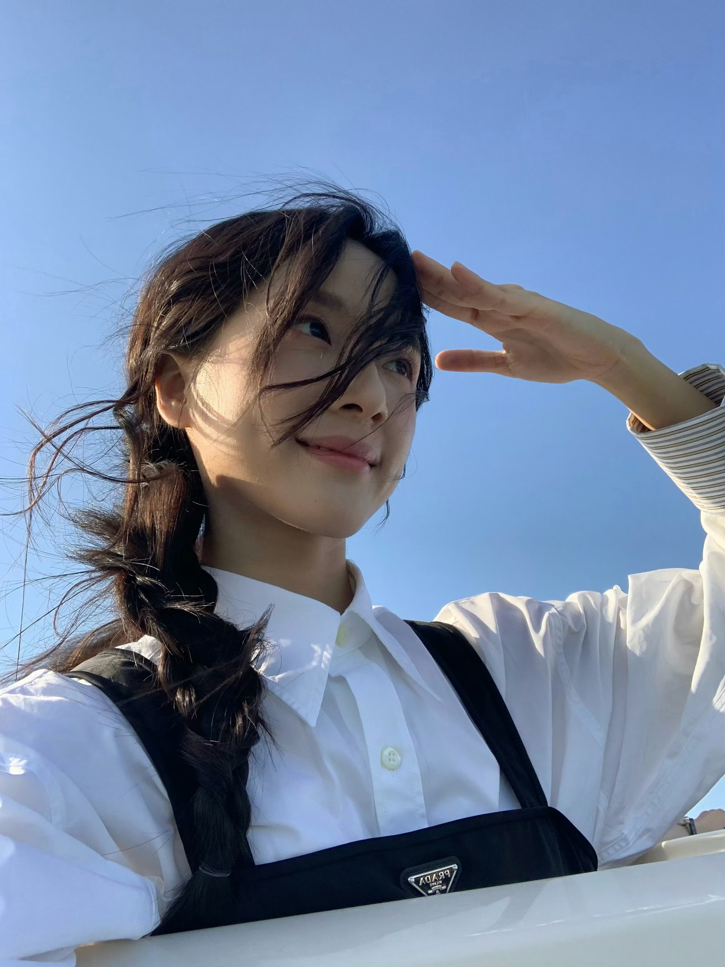在威尼斯电影节 华语电影交流会上的李思潼 ～把这身Prada演绎得好俏皮 ​​​