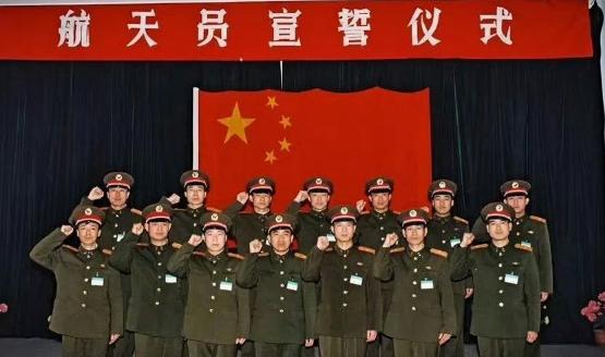 杨利伟前两天在记者见面会上说了个事，首批航天员全部停航停训了。看到这条消息我愣了