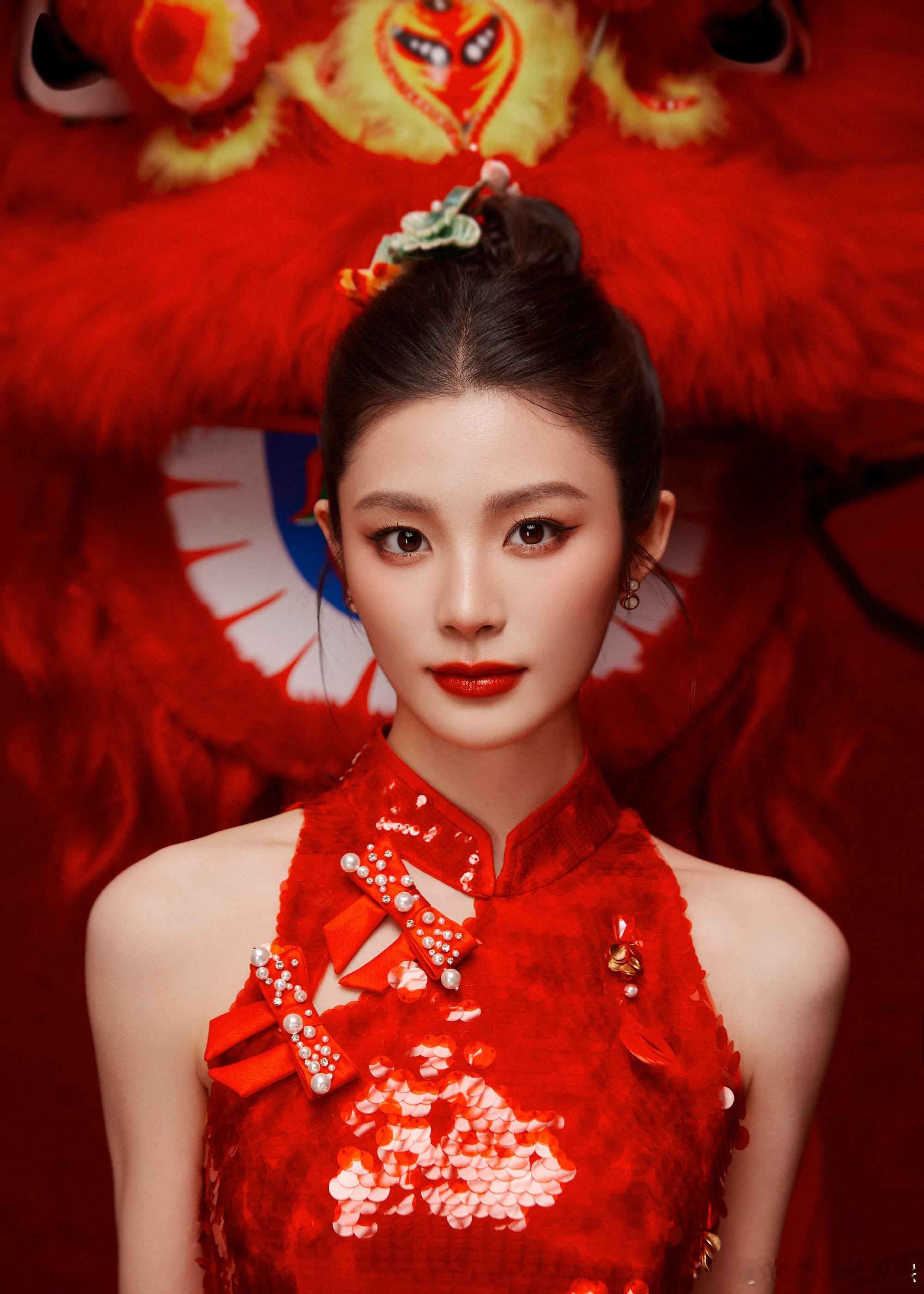 姚晓棠大气脸  《春意红包》中，姚晓棠的大气脸迷人至极！红裙加身，身材曼妙，中式